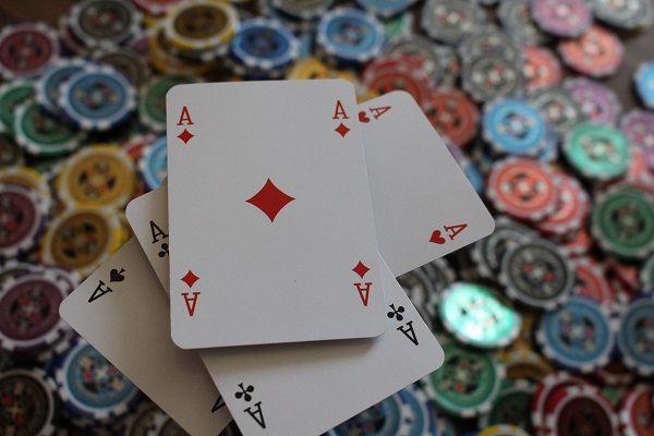 Dasar Bertaruh dalam Poker (All-in & Pot Samping)