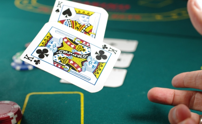 Teori dan Tips Menggertak Dalam Poker
